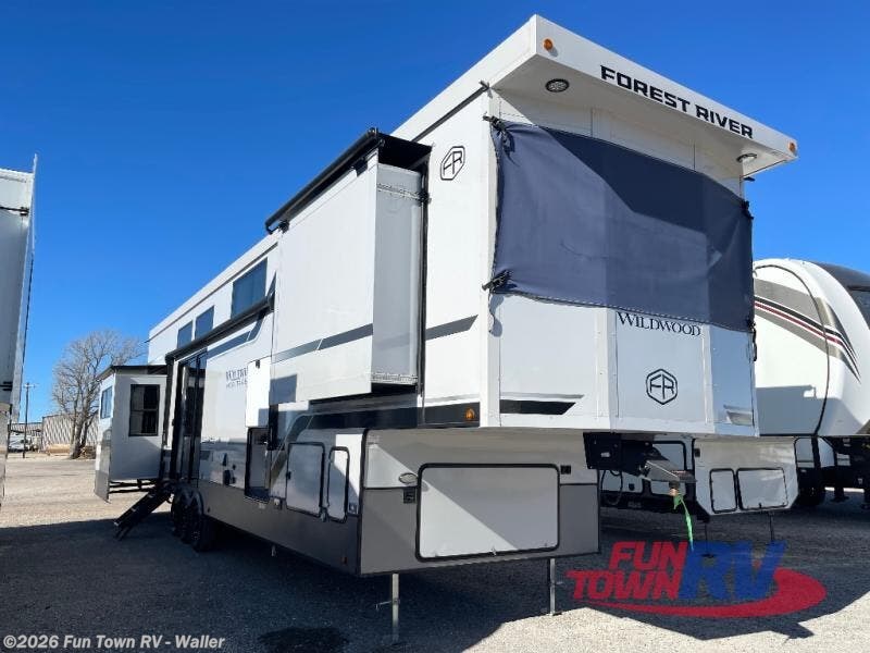 Used 2025 Forest River Wildwood Heritage Glen ROOST43 available in Waller, Texas