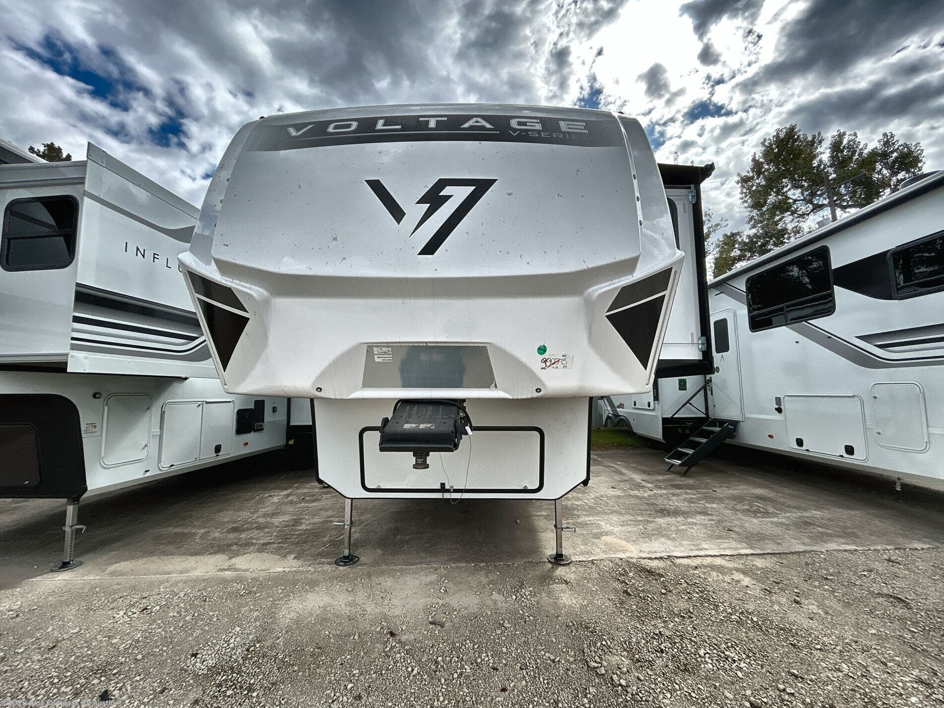 New 2026 Dutchmen Voltage V-Series 3850 available in Buda, Texas