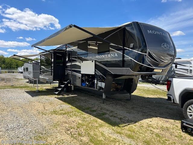 Used 2022 Keystone Montana Legacy 3231CK available in Findlay, Ohio