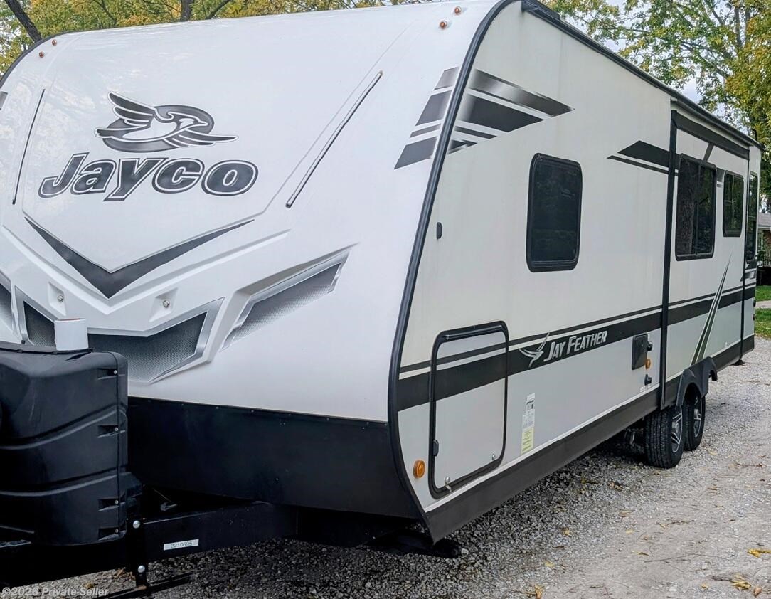 Used 2020 Jayco Jay Feather 27RL front bed room, center bath, rear slide out available in Cincinnati, Ohio