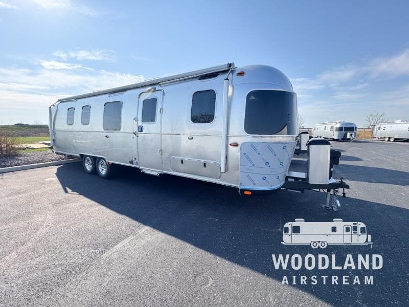 New 2026 Airstream Classic 33FB Twin available in Lebanon, Indiana