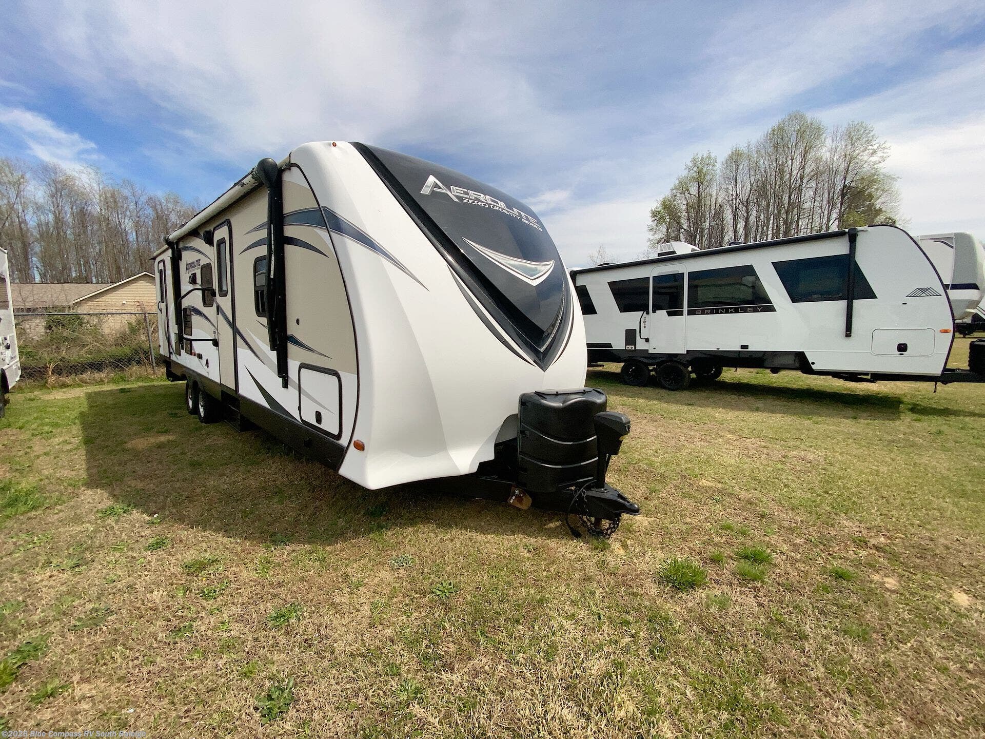 Used 2017 Dutchmen Aerolite Luxury Class 282DBHS available in Benson, North Carolina