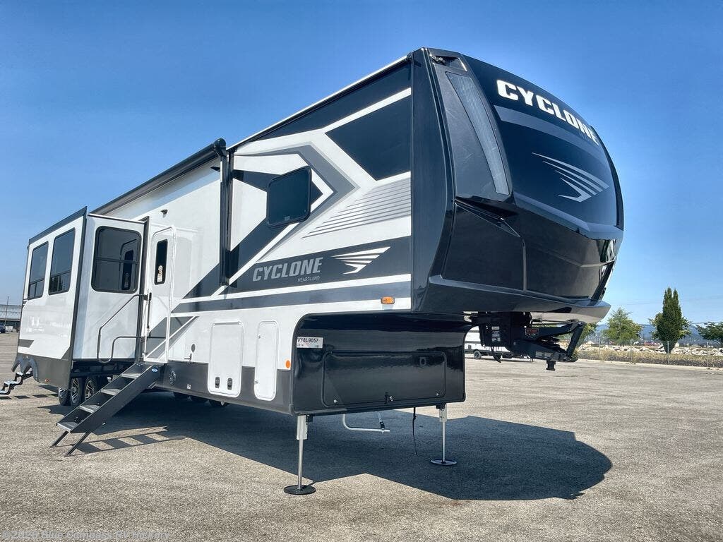 New 2027 Heartland Cyclone 3914 available in Claremont, North Carolina
